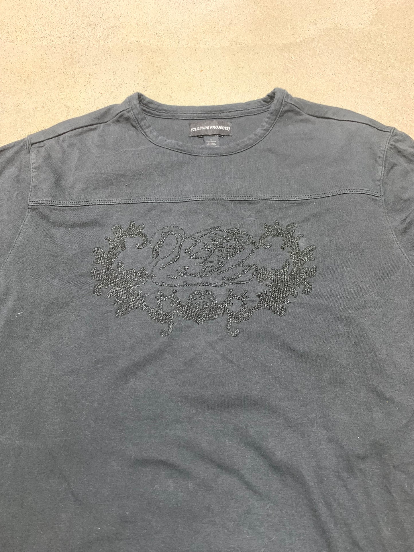 Closure [Swan] Women’s Tee